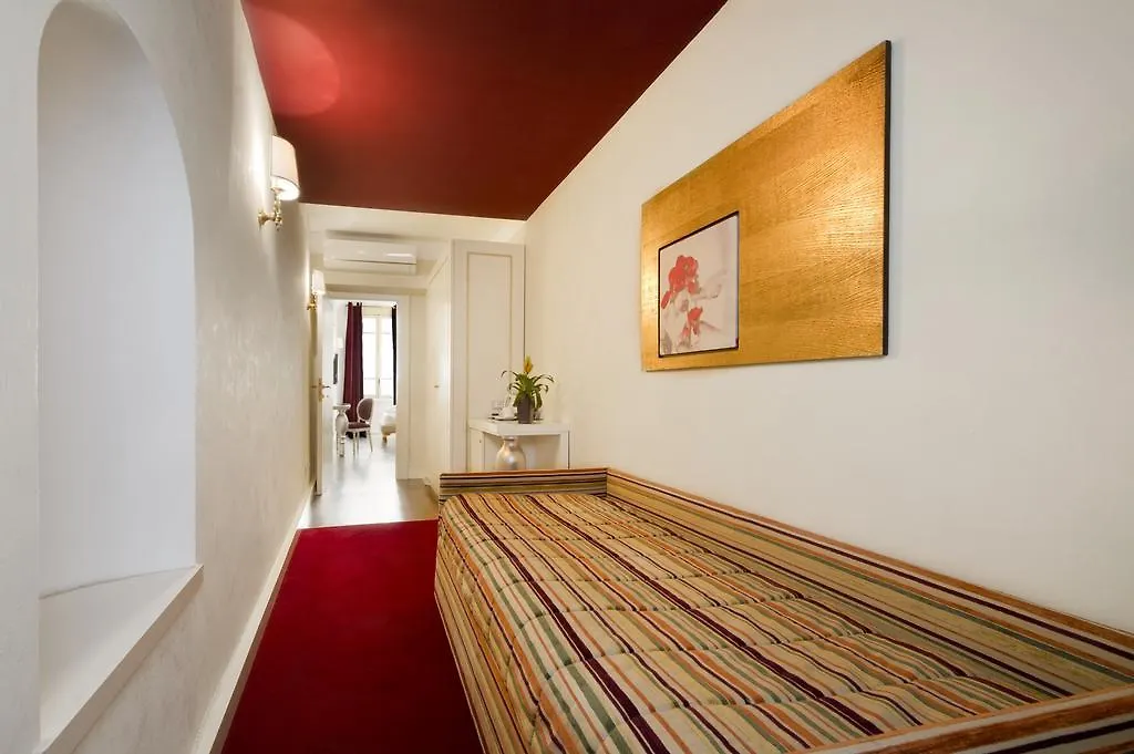 Residenza Frattina Otel Roma Konukevi